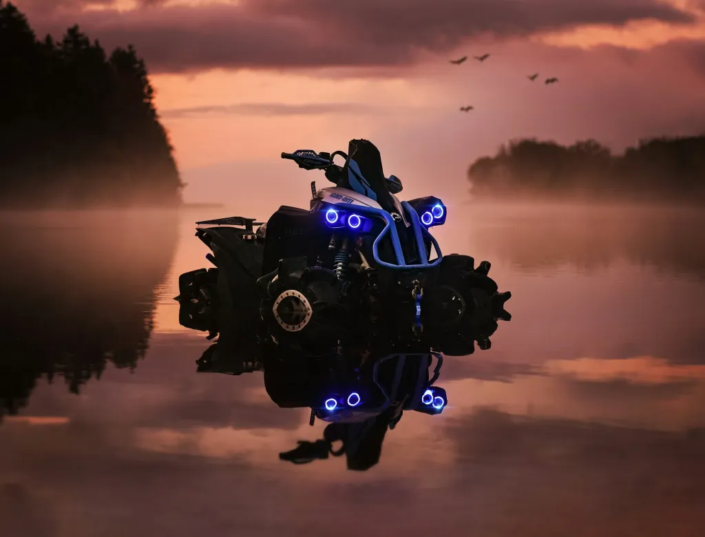 Cuatrimoto Can-Am junto al lago