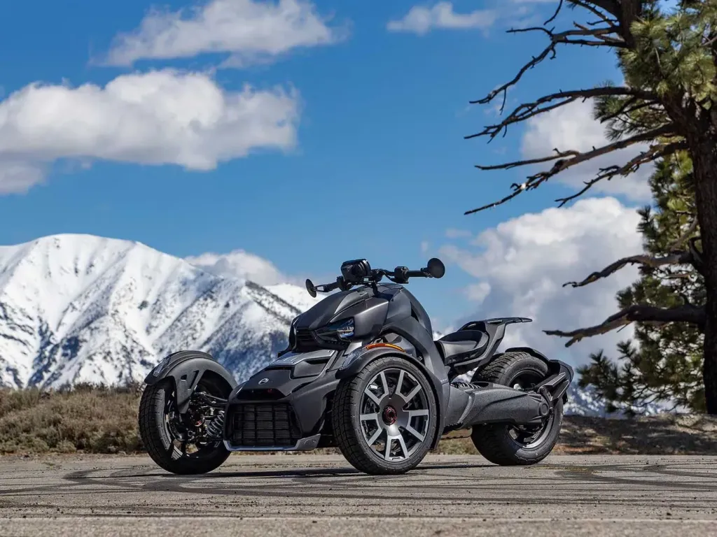 Can-Am Ryker frente a la montaña