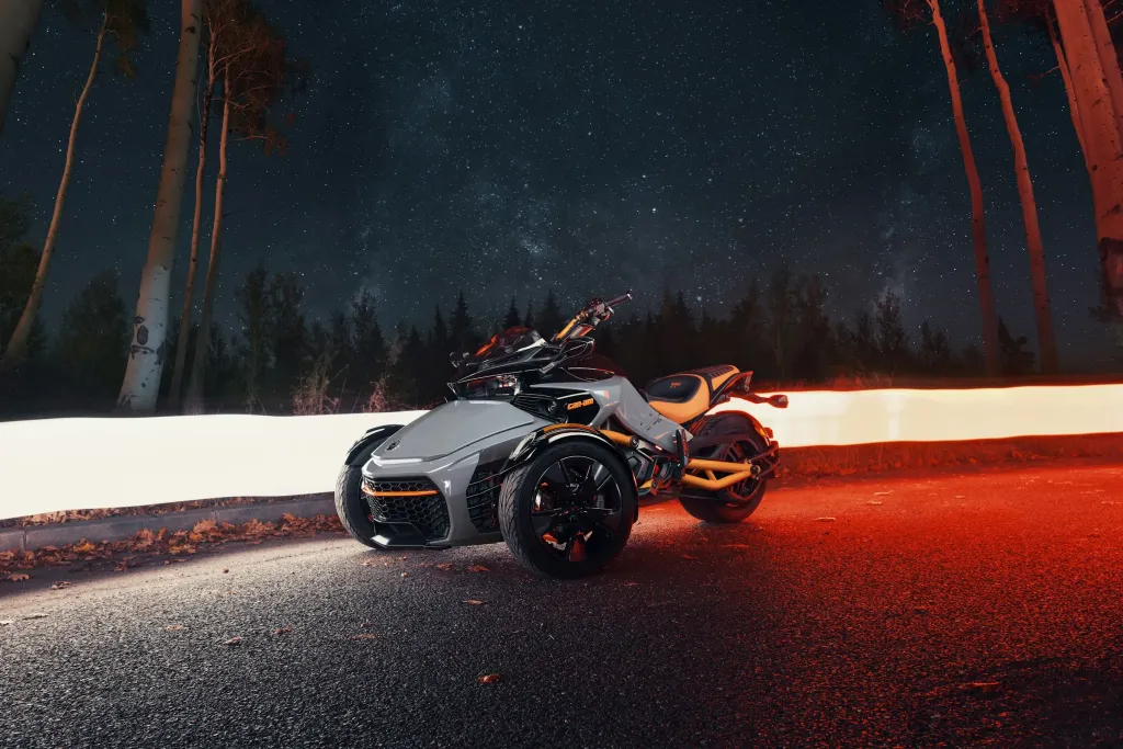 Can-Am Spyder F3 de noche