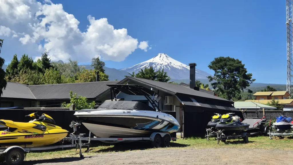 Motos de agua frente al volcán Villarrica