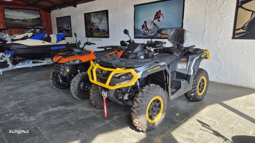 Cuatrimotos en el showroom