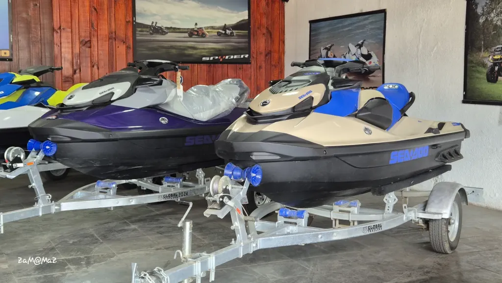 Motos de agua Sea-Doo en el showroom
